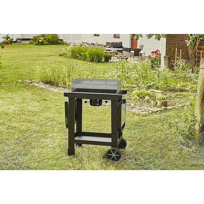 Barbacoa de carbón Easy 60 - Superficie de la parrilla (An x Pr): 57 x 30 cm, Negro - Primer plano de una parrilla de carbón sobre ruedas al aire libre, ideal para barbacoas y fiestas en el jardín.