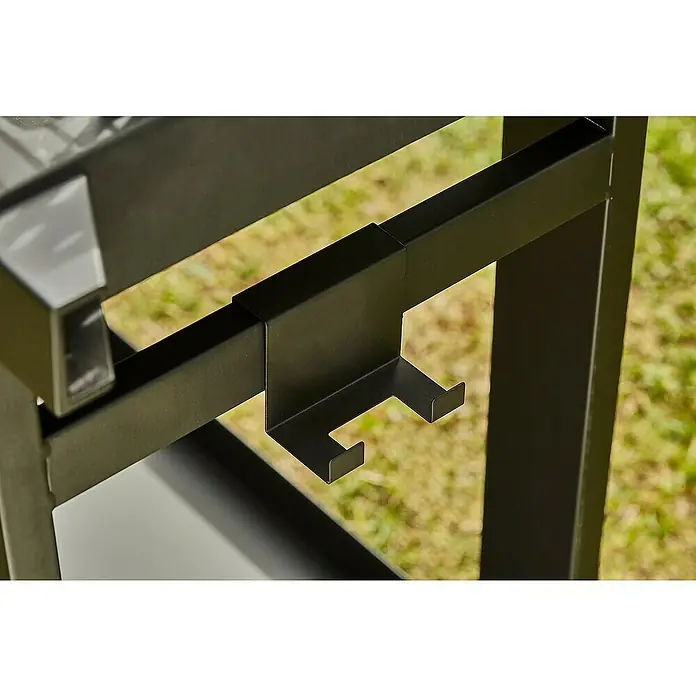 Barbacoa de carbón Easy 60 - Superficie de la parrilla (An x Pr): 57 x 30 cm, Negro - Primer plano de un marco de parrilla negro con ganchos para guardar utensilios de parrilla. Práctico y ahorra espacio.