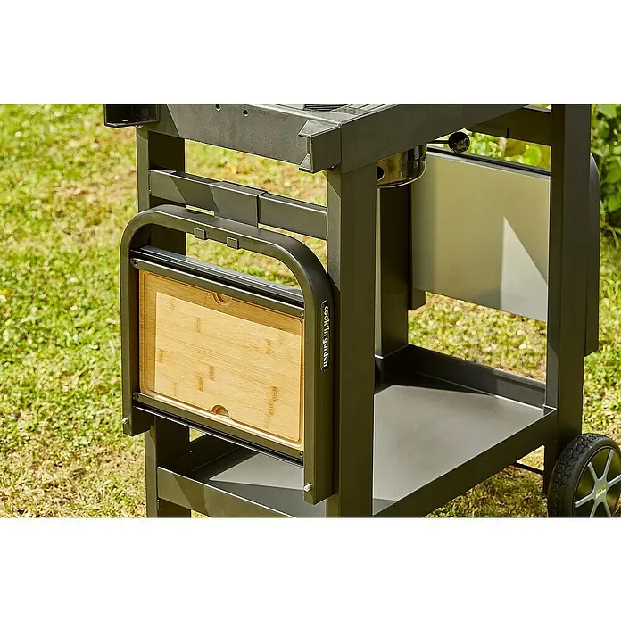 Barbacoa de carbón Easy 60 - Superficie de la parrilla (An x Pr): 57 x 30 cm, Negro - Un primer plano muestra una parrilla negra, completa con una tabla de cortar extraíble, destacando la funcionalidad y el diseño de la parrilla.