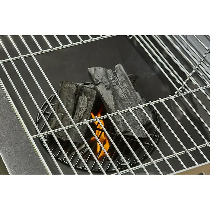 Barbacoa de carbón Easy 60 - Superficie de la parrilla (An x Pr): 57 x 30 cm, Negro - Primer plano de una parrilla con briquetas de carbón incandescente bajo una rejilla plateada. Perfecto para la mejor experiencia de barbacoa al aire libre.