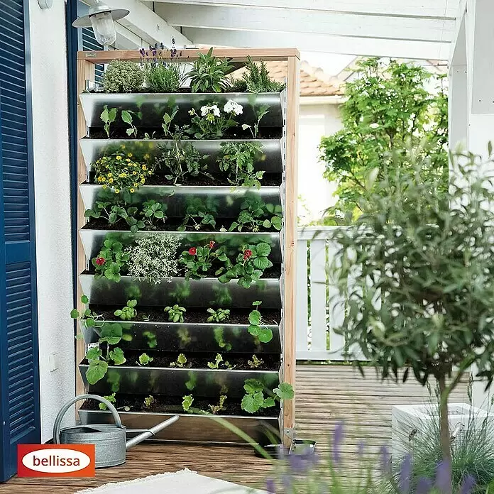 Bellissa Hochbeet Inalto L8 - 100 x 32 x 180 cm, Stahl, Hellbraun/Silber - Vertikaler Garten mit Holzrahmen und silbernen Metallpflanzgefäßen, gefüllt mit Pflanzen auf einer Terrasse.