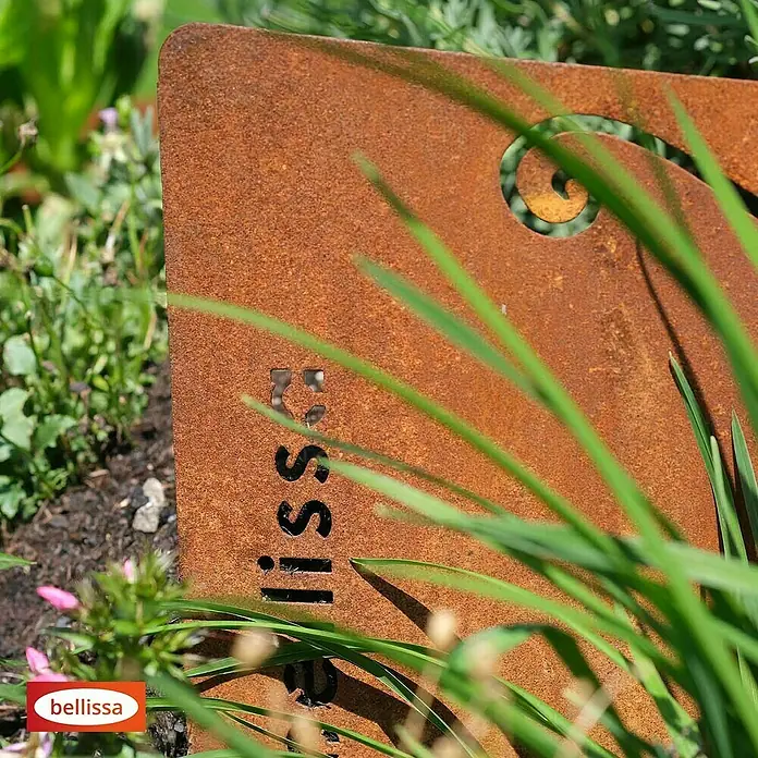 Bellissa Kräuterspirale Corten - 130 x 140 x 80 cm - Rostfarbenes Gartenschild Bellissa mit ausgeschnittenem Schriftzug und dekorativem Wirbelmuster inmitten von Grünpflanzen.