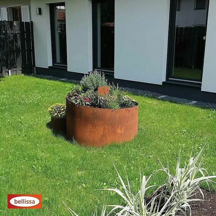 Bellissa Kräuterspirale Corten - 130 x 140 x 80 cm - Rundes Hochbeet aus verwittertem Cortenstahl, bepflanzt mit verschiedenen Pflanzen im Garten.