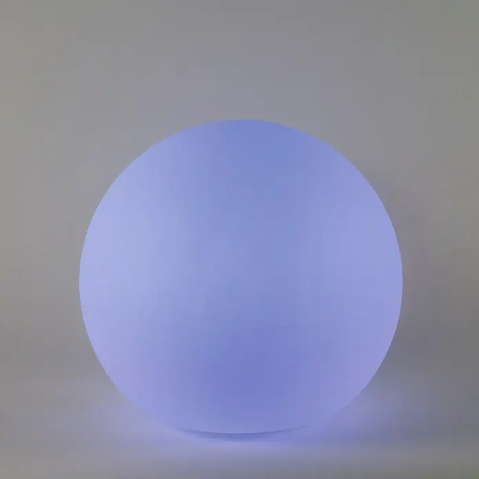New Garden Solar-Kugelleuchte Buly - Durchmesser: 60 cm, IP65 - Nahaufnahme einer leuchtenden, kugelförmigen Lampe in beruhigenden Blautönen, die ein sanftes und einladendes Ambiente erzeugt.
