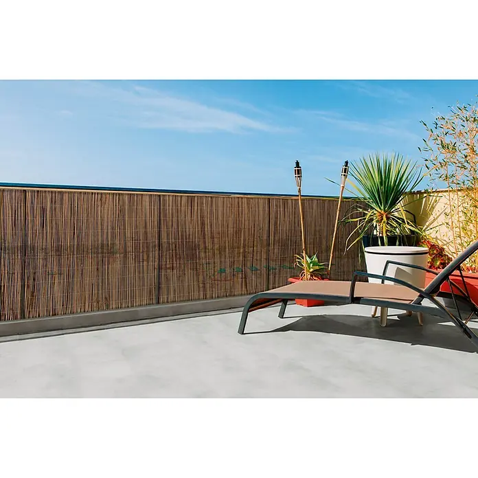 Nortene Ocultación de mimbre Fency Wick - L x Al: 3 x 1 m, Plástico, Marrón castaño - Un espacio exterior relajante con una pared de cerca de bambú, antorchas tiki y una tumbona. Perfecto para la relajación al aire libre en verano.