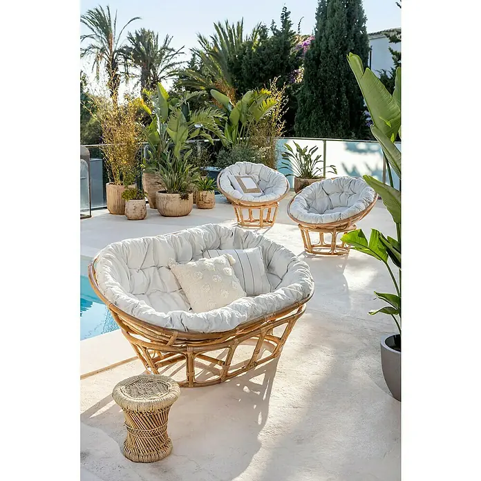 Sofá de jardín Barbados - L x An x Al: 167 x 104 x 74 cm, Marrón - Acogedor ambiente al aire libre con sillas de ratán y exuberante vegetación, creando un ambiente relajado.
