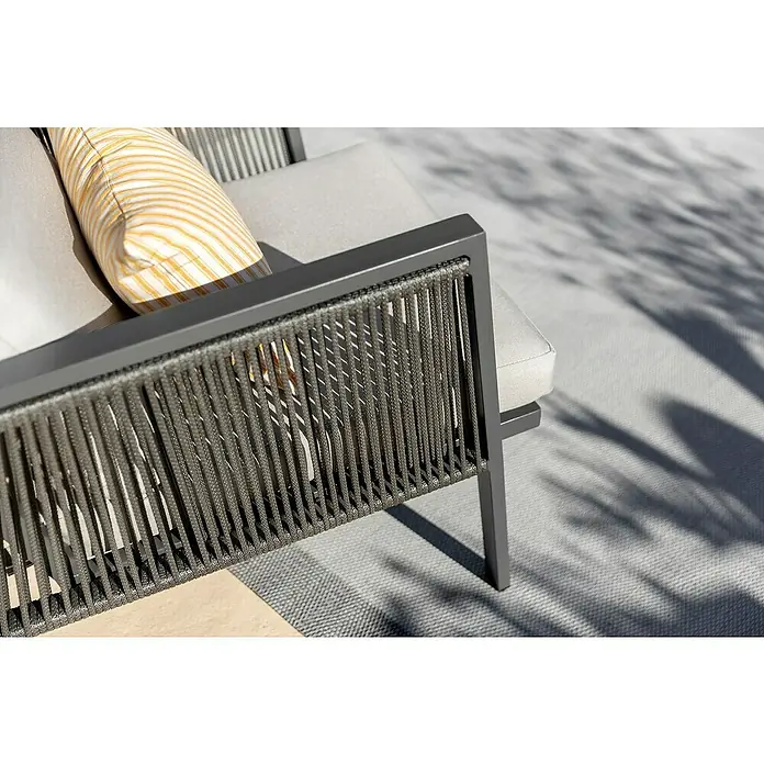 Sunfun Conjunto de muebles Moira - 4 pzs., Aluminio/Cuerda sintética, Antracita - Primer plano de un sillón gris con detalles de cuerda y cojín a rayas, combinando diseño moderno con confort exterior.