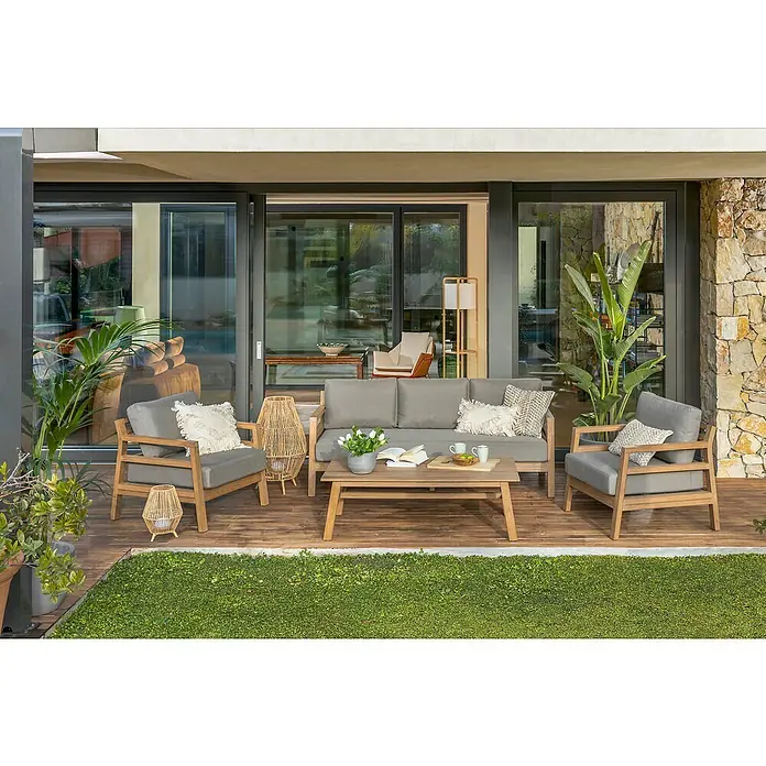 Sunfun Conjunto de muebles Bali - 4 pzs., Enviro Imitation Wood®, Camel/Taupe - Acogedora terraza con sofá tapizado en gris, sillones y una mesa de madera sobre una terraza de madera. Elementos decorativos completan la imagen.