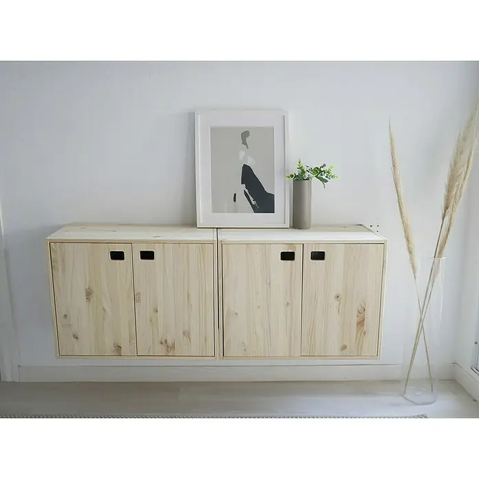 Astigarraga Dinamic Schrank - L x B x H: 33 x 37,3 x 53,5 cm, Kiefernholz - Helle Holzschränke mit minimalistischen Griffen an einer weißen Wand, darüber ein Kunstwerk und Dekoration. Die Schränke bieten Stauraum und wirken modern.