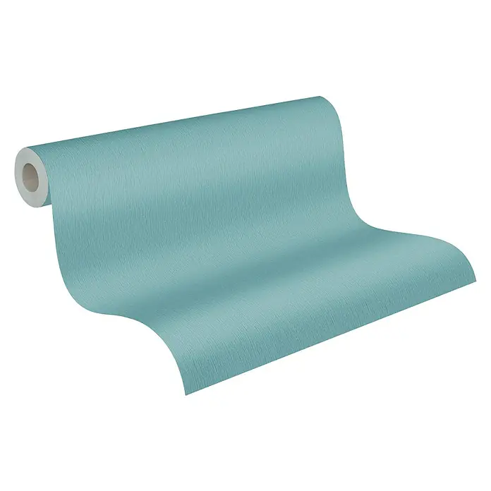 A.S. Création Trendwall 2 Vliestapete - Blau, Uni, 10,05 x 0,53 m - Nahaufnahme einer strukturierten, hellblauen Tapetenrolle, die sich elegant abrollt und die feine Textur und Farbe des Produkts hervorhebt.
