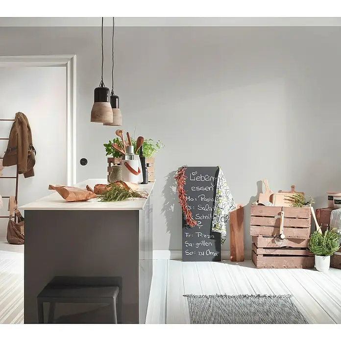 A.S. Création Trendwall 2 Vliestapete - Grau, Uni, 10,05 x 0,53 m - Ein modernes Küchendesign mit einer Tafel, auf der das Menü der Woche steht, und hölzernen Aufbewahrungskisten für Kochutensilien.