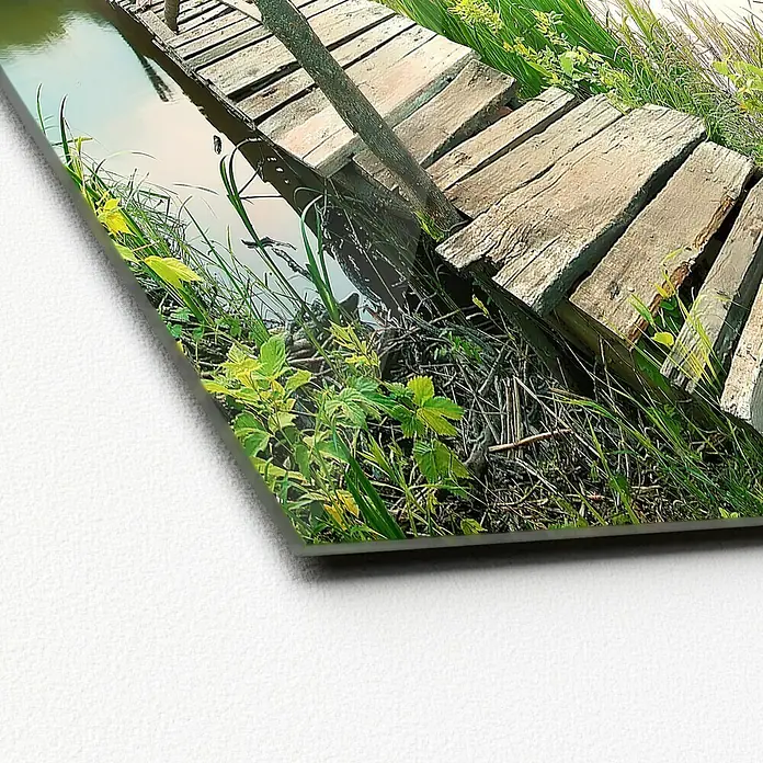 ProArt Glasbild - Lonely Lake III, B x H: 30 x 30 cm - Nahaufnahme einer auf Acryl gedruckten Fotografie, die einen Holzsteg über einem Teich zeigt, ideal für moderne Wohnkultur.