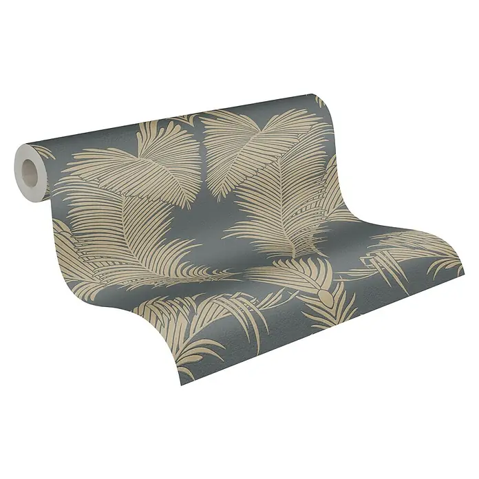 A.S. Création Trendwall 2 Vliestapete Palmen-Ornament - Grau/Gold, Floral, 10,05 x 0,53 m - Nahaufnahme einer Rolle grauer Tapete mit einem Muster aus goldenen Palmwedeln. Diese stilvolle Tapete verleiht jedem Raum einen Hauch von tropischer Eleganz.