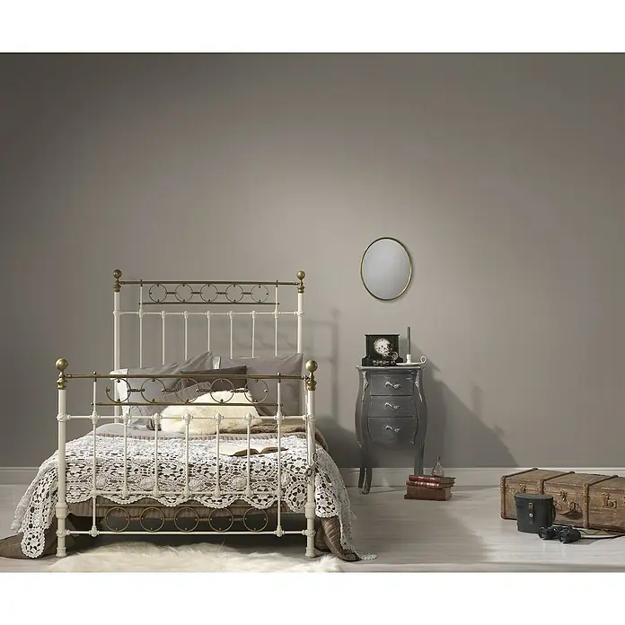 A.S. Création Attractive Vliestapete - Greige, Uni, 10,05 x 0,53 m - Elegantes Schlafzimmer-Arrangement mit einem weißen Bettgestell aus Metall, einem stilvollen Nachttisch und dekorativen Vintage-Accessoires.