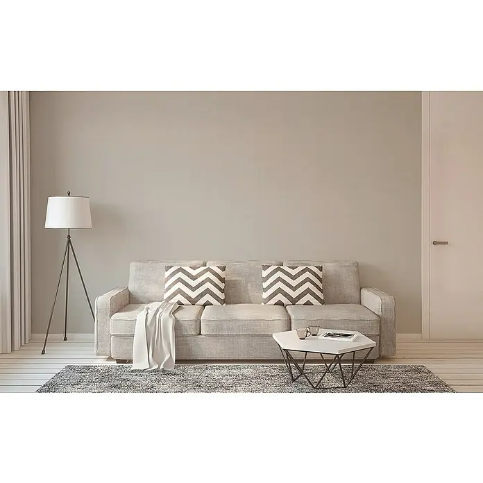 A.S. Création Attractive Vliestapete - Greige, Uni, 10,05 x 0,53 m - Wohnzimmer mit grauer Couch, Zickzack-Kissen, Stehlampe, Teppich und Couchtisch. Einladendes, modernes Interieur für entspannte Stunden.