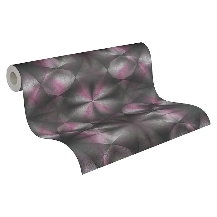 A.S. Création My Home My Spa Vliestapete Hologramm - Violett, 3D-Optik, 10,05 x 0,53 m - Nahaufnahme einer Rolle Tapete mit einem abstrakten geometrischen Muster in Grau- und Rosatönen, das eine moderne und stilvolle Wanddekoration darstellt.