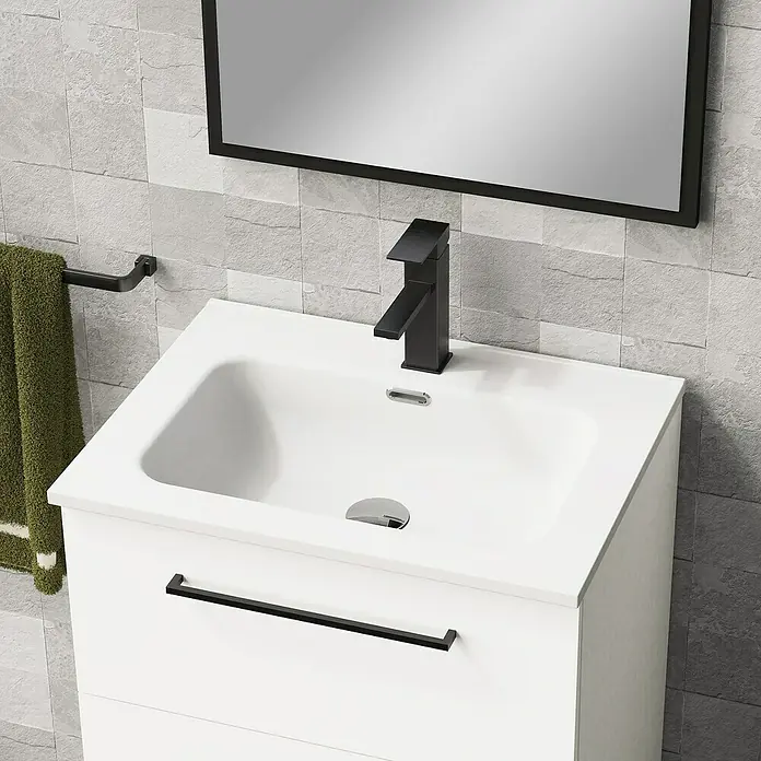 Artysan Mueble bajo de lavabo Arosa 3C - L x An x Al: 44,6 x 60 x 83,3 cm, Blanco - Primer plano de un moderno mueble de baño con lavabo blanco, grifo negro y toallero contra una pared de piedra gris.
