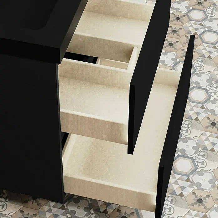 Artysan Conjunto de mueble de baño Kenia - Ancho: 60 cm, Ancho total del mueble de baño: 60 cm, Negro, Mate, 2 pzs. - Primer plano de un mueble de baño negro con cajones abiertos revestidos de tela color crema. El mueble está sobre un suelo de baldosas estampadas.