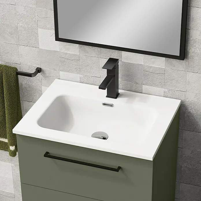 Artysan Mueble bajo de lavabo Arosa 3C - L x An x Al: 44,6 x 60 x 83,3 cm, Musgo - Primer plano de un baño moderno con mueble de lavabo verde oliva, lavabo blanco y grifo negro.