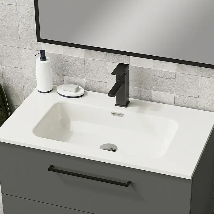 Artysan Mueble bajo de lavabo Arosa 3C - L x An x Al: 44,6 x 80 x 83,3 cm, Antracita - Primer plano de un baño moderno con un elegante mueble de lavabo gris con un grifo elegante y un lavabo rectangular.