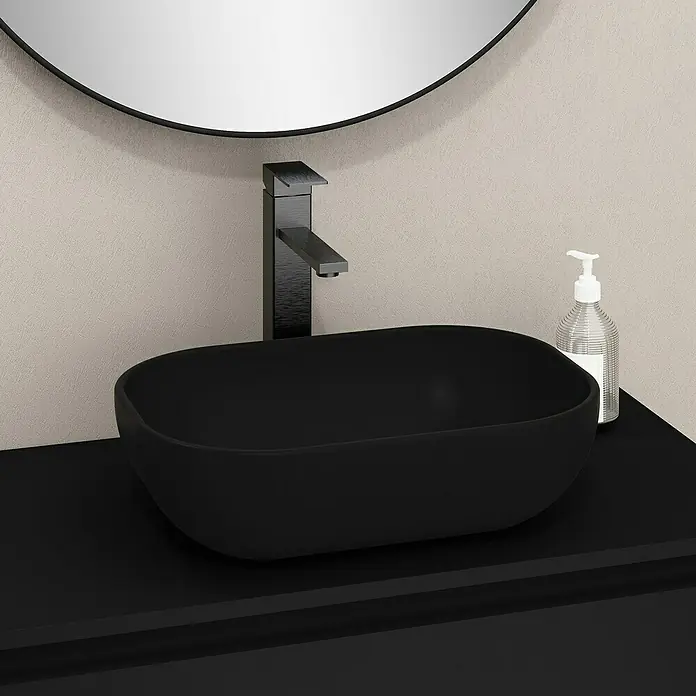 Artysan Mueble bajo de lavabo Kenia Top - L x An x Al: 46 x 80 x 65,6 cm, Negro - Primer plano de un baño moderno con un lavabo negro sobre encimera, grifo y espejo redondo.