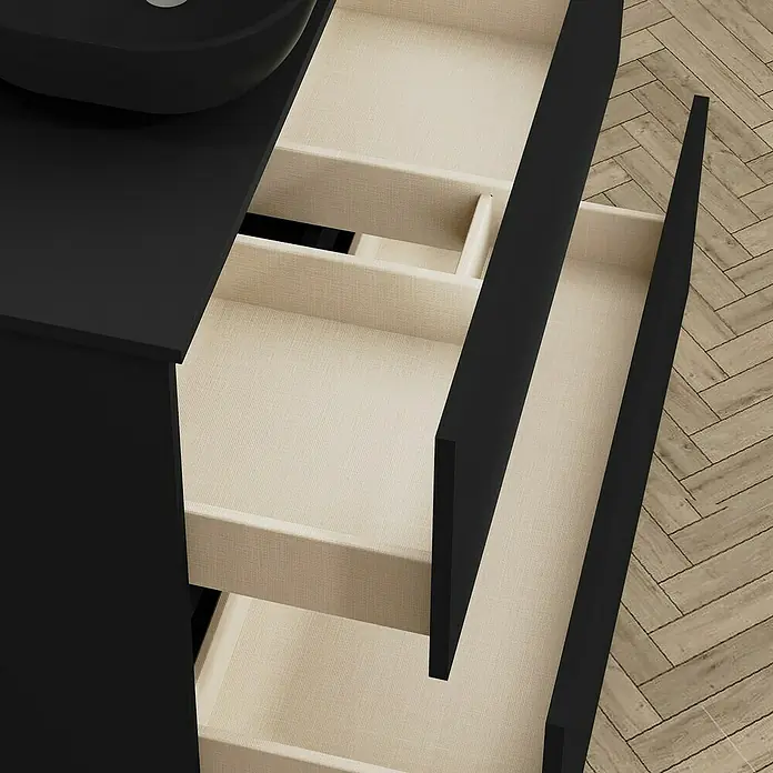 Artysan Mueble bajo de lavabo Kenia Top - L x An x Al: 46 x 80 x 65,6 cm, Negro - Una mirada cercana a un tocador de baño elegante y moderno con cajones abiertos y un forro interior texturizado. El tocador presenta un hermoso acabado negro.