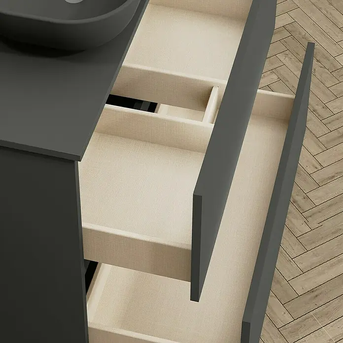 Artysan Mueble bajo de lavabo Kenia Top - L x An x Al: 46 x 80 x 65,6 cm, Antracita - Cajones abiertos de mueble de baño con revestimiento beige claro. Almacenamiento práctico con un diseño elegante para cualquier baño.