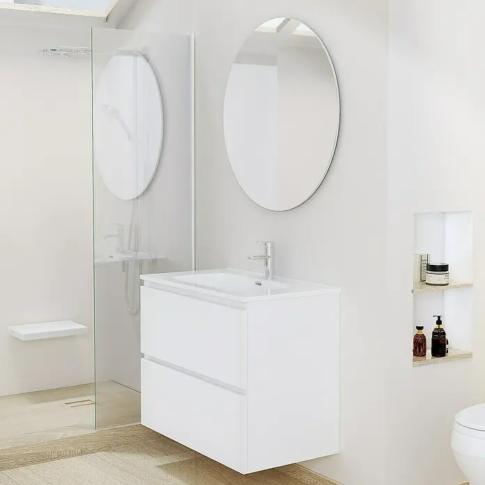 Artysan Conjunto de mueble de baño Basic 2C - Ancho: 80 cm, Ancho total del mueble de baño: 80 cm, Blanco, Mate, 3 pzs. - Imagen de un baño con mueble de lavabo blanco, espejo redondo y ducha a ras de suelo.