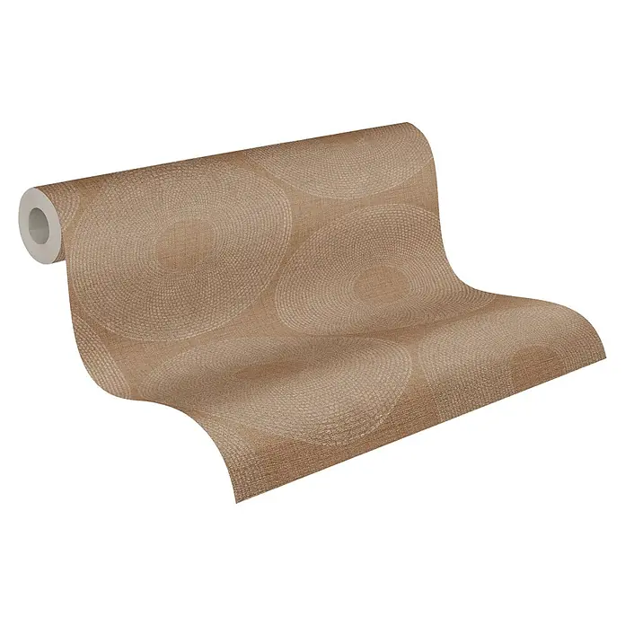 A.S. Création Desert Lodge Vliestapete Ethno-Kreise - Beige, Grafisch, 10,05 x 0,53 m - Nahaufnahme einer Tapetenrolle mit einem Kreismuster in warmen Erdtönen, die eine gemütliche und stilvolle Atmosphäre verspricht.