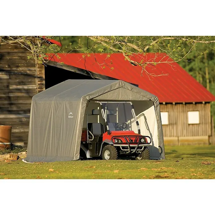 ShelterLogic Gerätehaus - Außenbreite inkl. Dachüberstand: 297 cm, Außentiefe inkl. Dachüberstand: 305 cm, Stahl, Grau - Rotes Golfcart, geschützt in einem ShelterLogic Carport mit grauem Bezug, vor einem Bauernhaus.