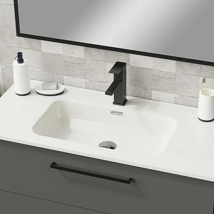 Artysan Mueble bajo de lavabo Arosa 3C - L x An x Al: 44,6 x 100 x 83,3 cm, Antracita - Primer plano de un baño moderno con lavabo, grifo y espejo. Los detalles grises añaden un toque elegante al espacio.