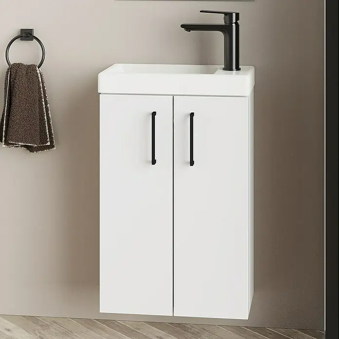 Artysan Conjunto de mueble de baño Super Mini - Blanco, Mate, 3 pzs. - Un elegante mueble de baño blanco con elegantes manijas negras y un grifo a juego, que agrega un toque de elegancia a cualquier baño.
