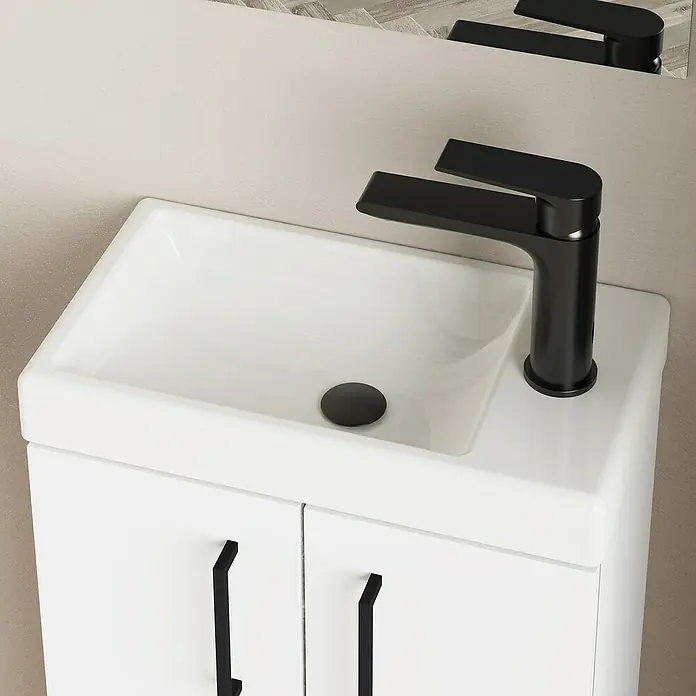 Artysan Conjunto de mueble de baño Super Mini - Blanco, Mate, 3 pzs. - Primer plano de un moderno mueble de baño blanco con un elegante grifo y manijas negros, que muestra un diseño de baño elegante.