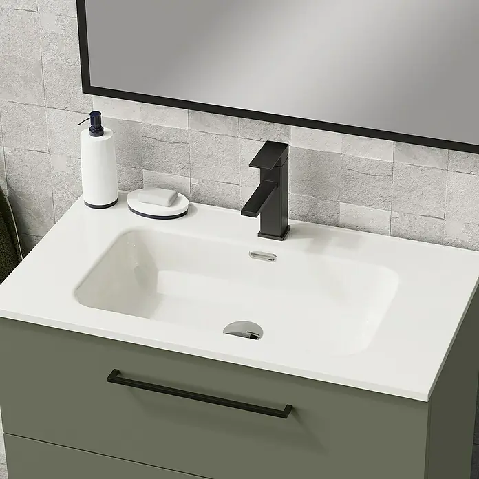 Artysan Mueble bajo de lavabo Arosa 3C - L x An x Al: 44,6 x 80 x 83,3 cm, Musgo - Primer plano de un moderno tocador con grifo negro, dispensador de jabón y espejo sobre una pared de piedra clara.