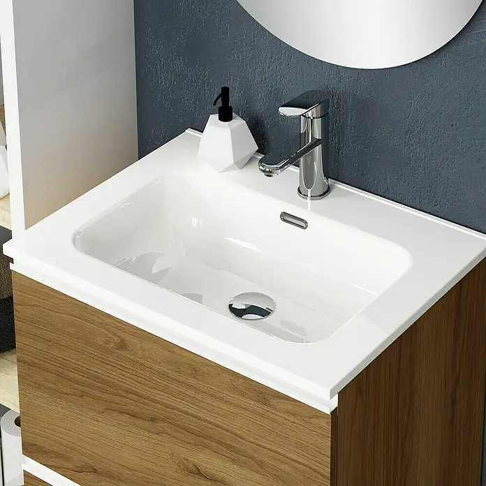 Artysan Mueble bajo de lavabo Barcelona 2C - L x An x Al: 44,6 x 70 x 83,3 cm, Roble waira - Primer plano de un baño moderno con lavabo, grifo y dispensador de jabón sobre un mueble de madera.