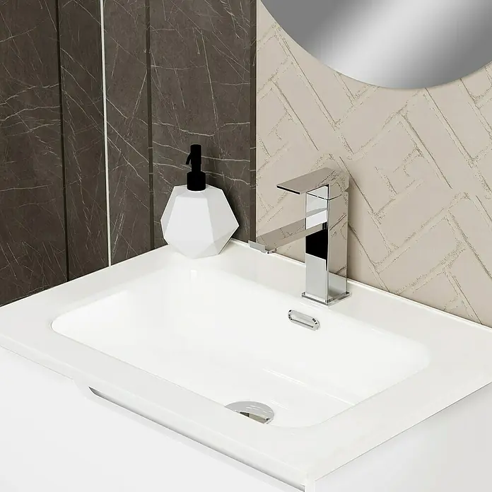 Artysan Conjunto de mueble de baño Zeus - Ancho: 60 cm, 3 pzs., Blanco, Mate - Primer plano de un baño moderno con un elegante lavabo, grifo y dispensador de jabón.