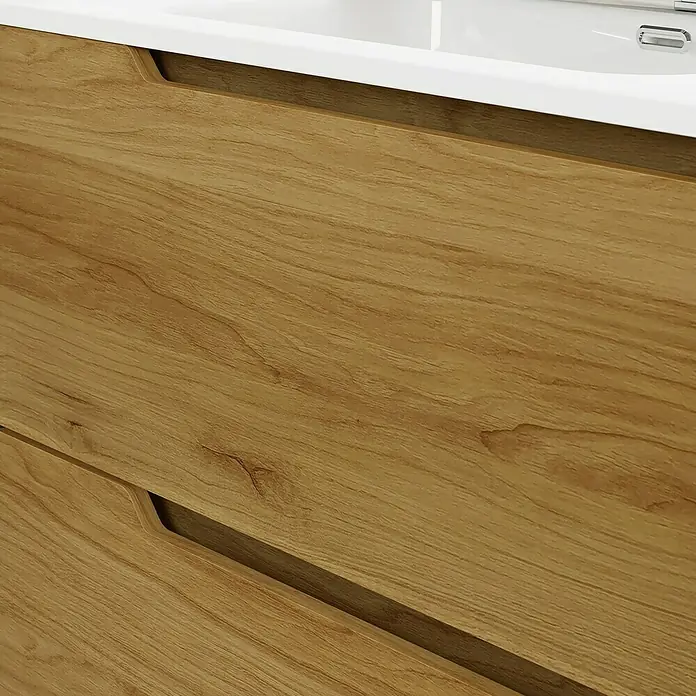 Artysan Mueble bajo de lavabo Zeus - L x An x Al: 44,6 x 60 x 64 cm, Roble waira - Primer plano de un armario de madera con cajones y una superficie blanca. La veta de la madera es muy visible, aportando calidez.