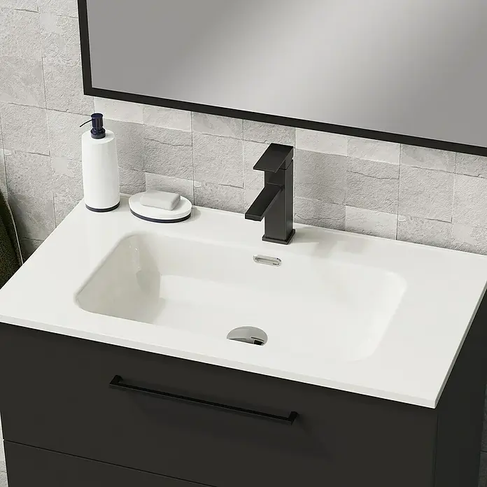 Artysan Mueble bajo de lavabo Arosa 3C - L x An x Al: 44,6 x 80 x 83,3 cm, Negro - Primer plano de un tocador de baño moderno con grifo negro, dispensador de jabón y espejo, que muestra un diseño elegante.