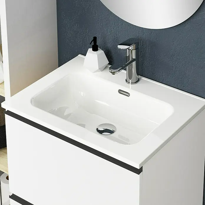 Artysan Mueble bajo de lavabo Barcelona 2C - L x An x Al: 44,6 x 60 x 83,3 cm, Blanco - Primer plano de un baño moderno con un lavabo blanco, un grifo elegante y un elegante frasco dispensador de jabón.