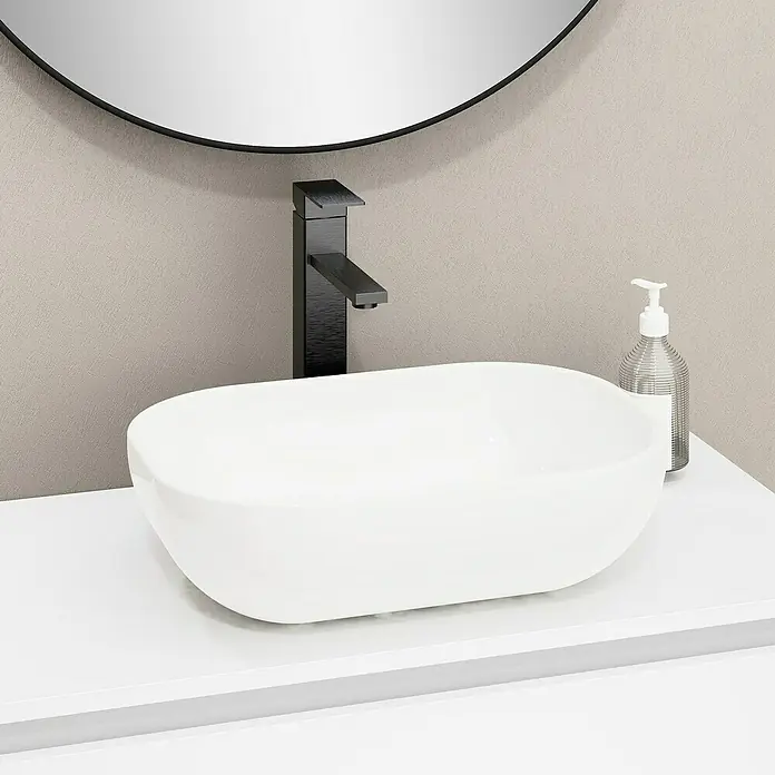 Artysan Mueble bajo de lavabo Kenia Top - L x An x Al: 46 x 80 x 65,6 cm, Blanco - Primer plano de un lavabo moderno con grifo negro elegante y un frasco dispensador de jabón en un baño contemporáneo.