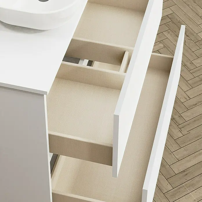 Artysan Mueble bajo de lavabo Kenia Top - L x An x Al: 46 x 80 x 65,6 cm, Blanco - Un tocador de baño con cajones abiertos forrados con una textura neutra, situado bajo un lavabo moderno.