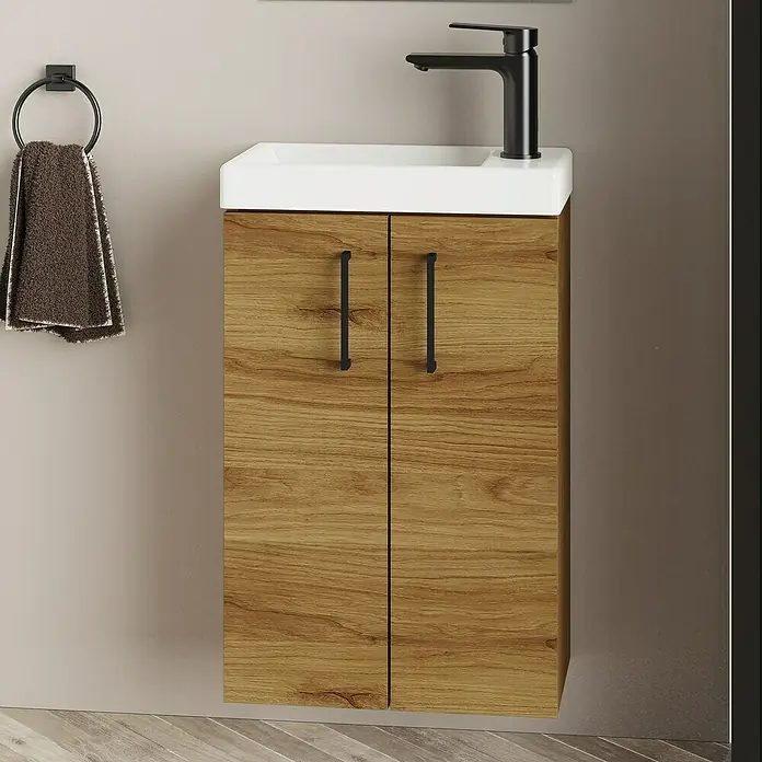 Artysan Conjunto de mueble de baño Super Mini - Roble waira, 3 pzs. - Moderno mueble de baño de madera con grifo negro y toallero para un baño elegante.