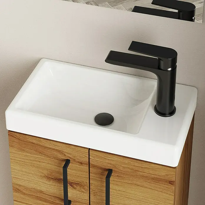 Artysan Conjunto de mueble de baño Super Mini - Roble waira, 3 pzs. - Un tocador moderno con un lavabo blanco, un grifo negro y un mueble de madera con tiradores negros. Diseño de baño elegante.