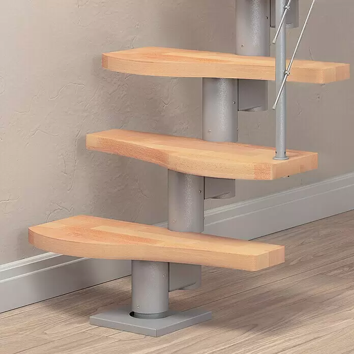 Dolle Mittelholmtreppe Basel - Breite: 64 mm, Perlgrau, Variabel, Farbe Stufen: Buche Natur, Geschosshöhe: 258 cm - 315 cm - Wendeltreppe mit hellen Holzstufen und grauem Metallträger, neben einer strukturierten Wand und Holzboden.