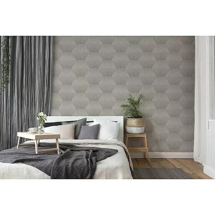 A.S. Création Titanium 3 Vliestapete 3D-Effekt Waben - Grau, 3D-Optik, 10,05 x 0,53 m - Graue und beigefarbene Tapete mit auffälligem geometrischem Wabenmuster als Akzentwand im Schlafzimmer.