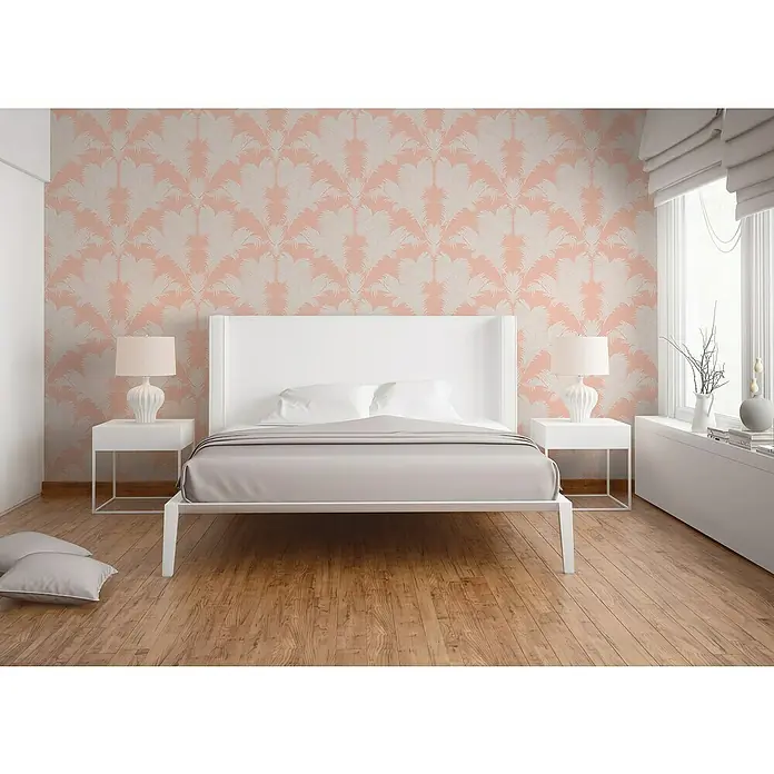 A.S. Création Trendwall 2 Vliestapete Palmen-Ornament - Rosa/Weiß, Floral, 10,05 x 0,53 m - Elegantes Schlafzimmer mit einem stilvollen Bett, Nachttischen und sanftem Licht. Das Bett ist der zentrale Fokus des Bildes.