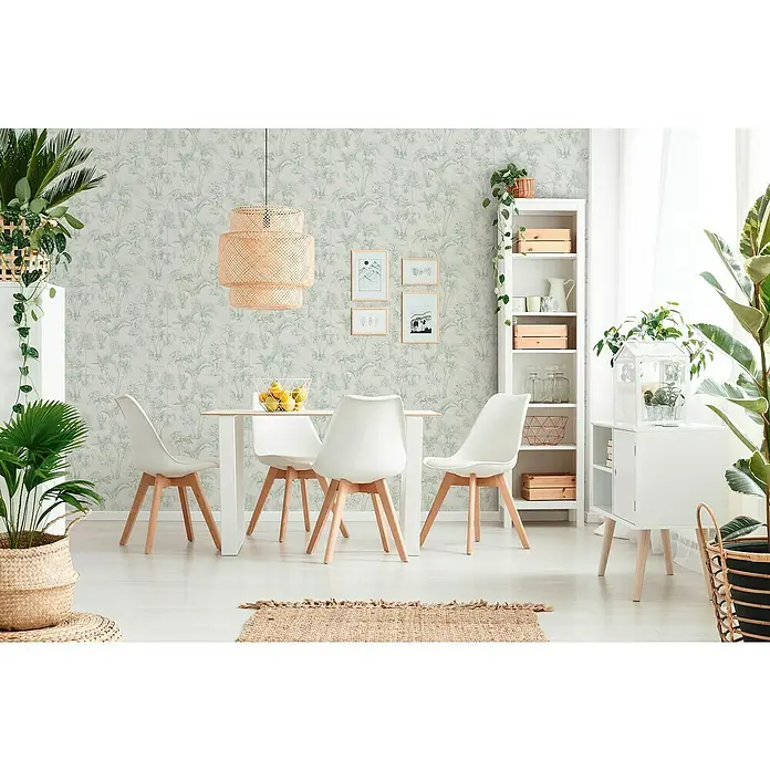 A.S. Création Cuba Vliestapete Dschungel - Grün-Weiß, Floral, 10,05 x 0,53 m - Dieses Bild zeigt ein modernes Esszimmer mit einem Esstisch, umgeben von stilvollen weißen Stühlen, unter einer dekorativen Lampe.