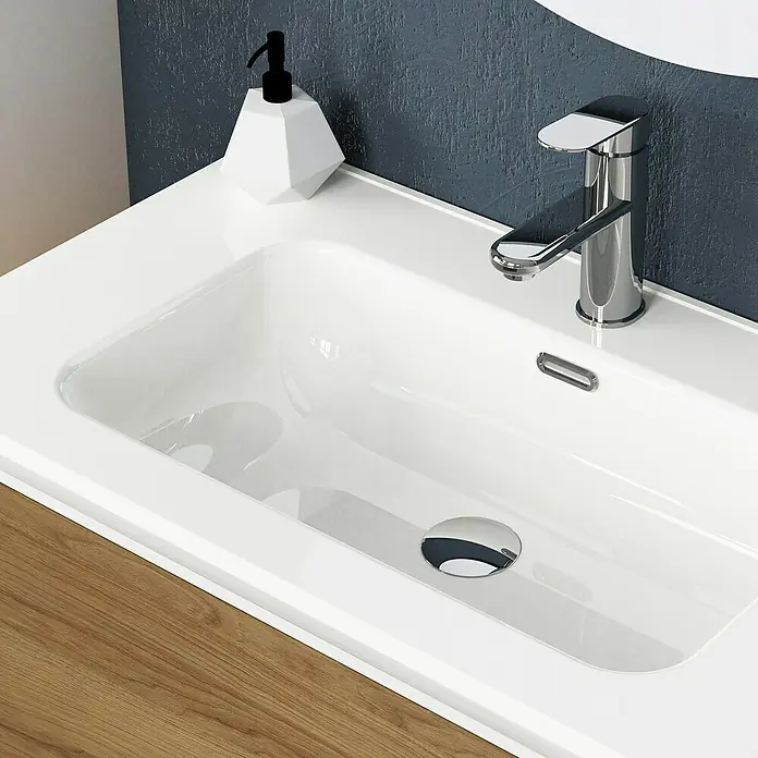 Artysan Mueble bajo de lavabo Barcelona 2C - L x An x Al: 44,6 x 80 x 83,3 cm, Roble waira - Primer plano de un lavabo blanco con grifo y dispensador de jabón, que muestra un diseño de baño moderno con líneas limpias y estante de madera.