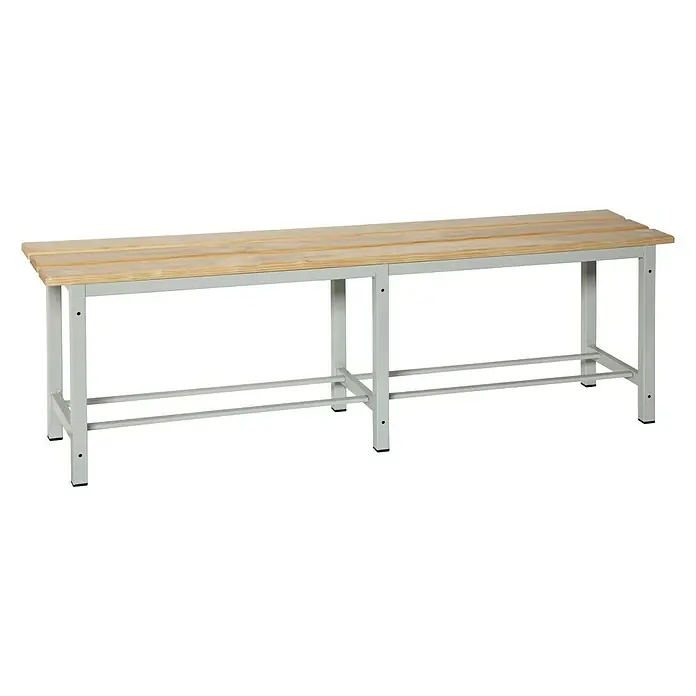 Simonrack Simonlocker Umkleide-Sitzbank 1500 - L x B x H: 32 x 150 x 47,5 cm - Eine lange Umkleidebank mit hellem Holz und einem stabilen, grauen Metallgestell, ideal für Sportvereine oder Schulen. Die Bank bietet viel Platz zum Sitzen.
