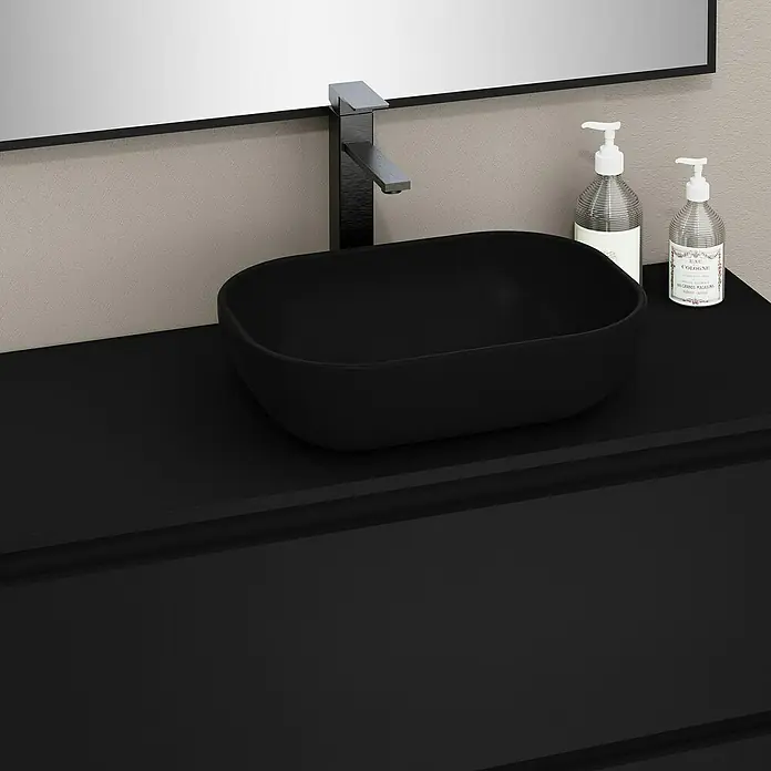 Artysan Mueble bajo de lavabo Kenia Top - Ancho: 100 cm, Negro - Un elegante lavabo negro con grifo y dispensador de jabón sobre un mueble de baño. Diseño de baño elegante.